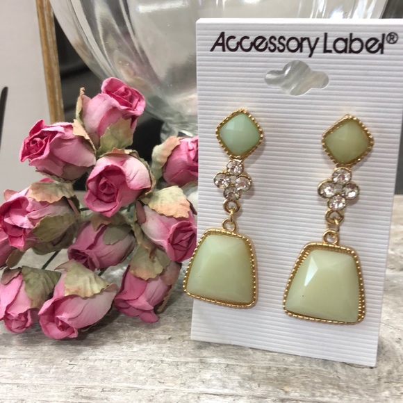 Beautiful NWOT Mint Green & Gold Tone Drop Pierced Earrings! - Picture 1 of 5